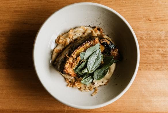 Ảnh chụp từ trên cao một món ăn được bày biện đầy nghệ thuật tại Agrarian Kitchen Eatery, Thị trấn New Norfolk, Tiểu bang Tasmania © Stu Norfolk 