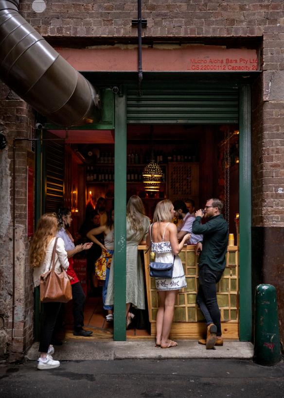 Một nhóm người tụ tập bên trong một quán bar nhỏ đang uống cocktail tại Cantina OK!, khu trung tâm Thành phố Sydney, Tiểu bang New South Wales © Destination NSW