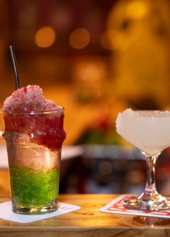 Hai ly cocktail và một món ăn phụ xếp dọc theo quầy bar tại Cantina OK!, Khu trung tâm Thành phố Sydney, Tiểu bang New South Wales © Destination NSW