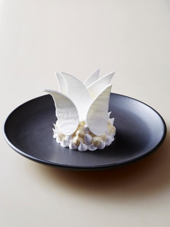 Một dĩa bánh pavlova được trình bày trang nhã với những hình khối màu trắng gợi nhắc hình ảnh cánh buồm của Nhà hát Opera Sydney, Bennelong, Thành phố Sydney, Tiểu bang New South Wales © Brett Stevens 