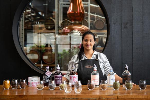 Một nhân viên pha chế đứng sau quầy bar với rượu gin và các loại thảo mộc, Four Pillars Gin, Thị trấn Healesville, Tiểu bang Victoria © Visit Victoria