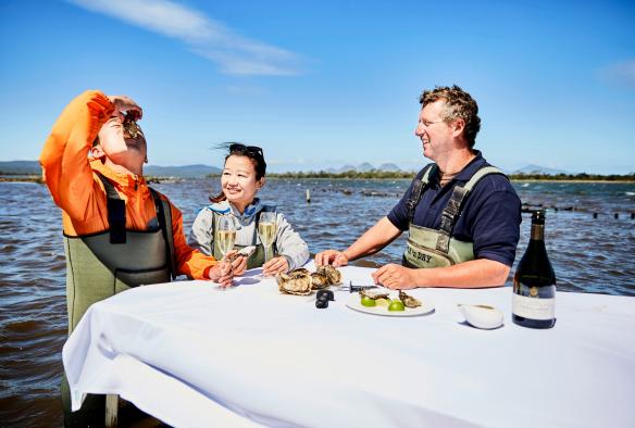 Saffire Freycinet Marine Oyster Farm Experience, Vườn quốc gia Freycinet, Tiểu bang Tasmania © Tourism Tasmania
