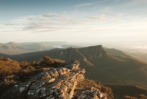 Cảnh quan núi cao xanh tươi dưới ánh nắng vàng, Núi William, Vườn quốc gia Grampians, Tiểu bang Victoria © Visit Victoria