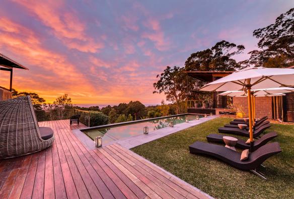 Hồ bơi nhìn ra vùng cây bụi vào lúc hoàng hôn, Khu nghỉ dưỡng Spicers Sangoma Retreat, Bowen Mountain, Tiểu bang NSW © Spicers Sangoma Retreat