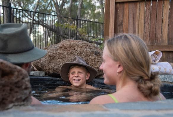 Suối nước nóng Talaroo Hot Springs, Cung đường Savannah Way, Tiểu bang Queensland © Tourism and Events Queensland