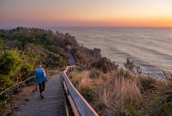 Người phụ nữ đi dạo trên đường đến ngọn hải đăng tại Cape Byron, Thị trấn Byron Bay, Tiểu bang New South Wales © Tourism Australia