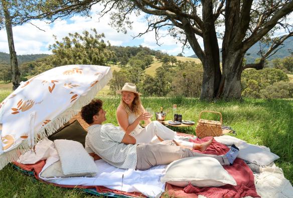 Dã ngoại giữa Đồng cỏ tại Khu nghỉ dưỡng Currajong Retreat, Tiểu bang New South Wales © Amy Fraser