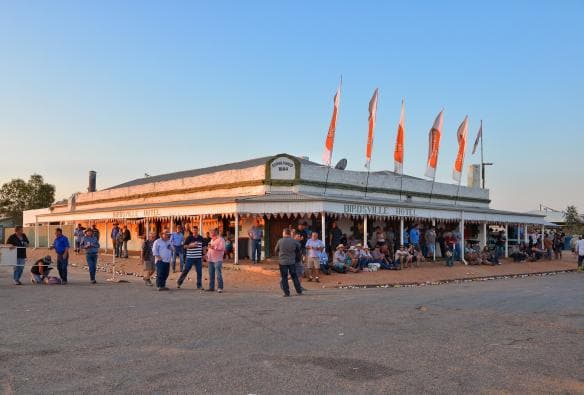 Khách sạn Birdsville Hotel, Thị trấn Birdsville, Tiểu bang Queensland © Tourism and Events Queensland