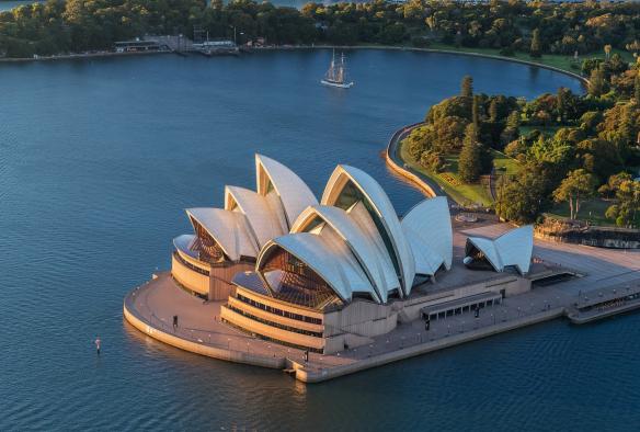 Ảnh chụp từ trên cao Nhà hát Opera Sydney và phần rìa của Royal Botanic Gardens ở Thành phố Sydney, Tiểu bang New South Wales © Cultural Attractions of Australia