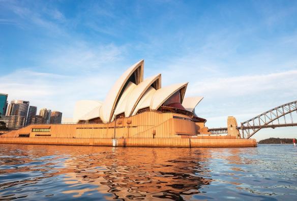 Khung cảnh nhìn ra mặt nước của Cảng Sydney về phía Nhà hát Opera Sydney lúc bình minh tại Thành phố Sydney, Tiểu bang New South Wales © Destination NSW