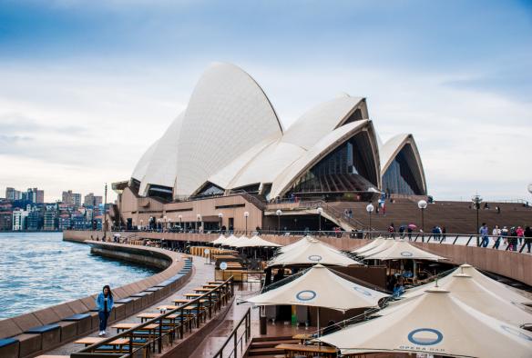 Nhìn qua những chiếc ô và bàn về phía những cánh buồm và cấu trúc của Nhà hát Opera Sydney, Thành phố Sydney, Tiểu bang New South Wales © Susan Kuriakose/Unsplash