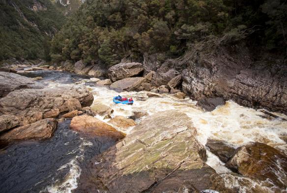 Mọi người đang chèo bè vượt thác qua những đoạn ghềnh đá cùng Franklin River Rafting tại Vườn quốc gia Franklin-Gordon Wild Rivers, Tiểu bang Tasmania © Tourism Australia