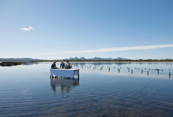 Trang trại hàu Freycinet Marine Oyster Farm, Khu nghỉ dưỡng Saffire Freycinet, Tiểu bang Tasmania © Tourism Tasmania