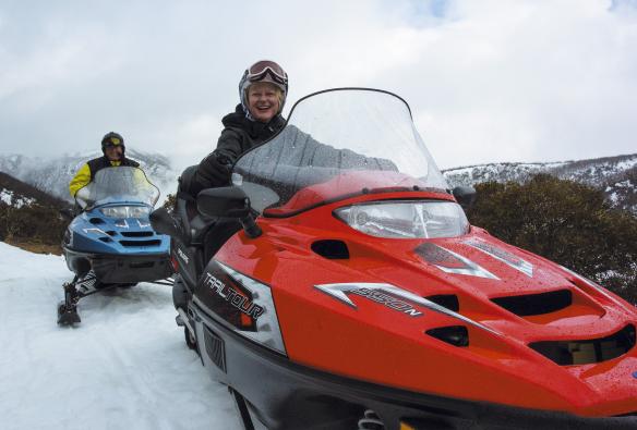 Hai người đang lái xe trượt tuyết trên ngọn núi phủ đầy tuyết ở Falls Creek, Victoria © Falls Creek Alpine Resort