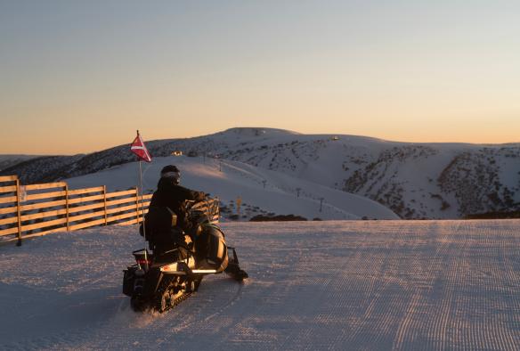 Một người lái xe trượt tuyết trên đỉnh núi lúc bình minh ở Núi Hotham, Victoria © Hotham Alpine Resort