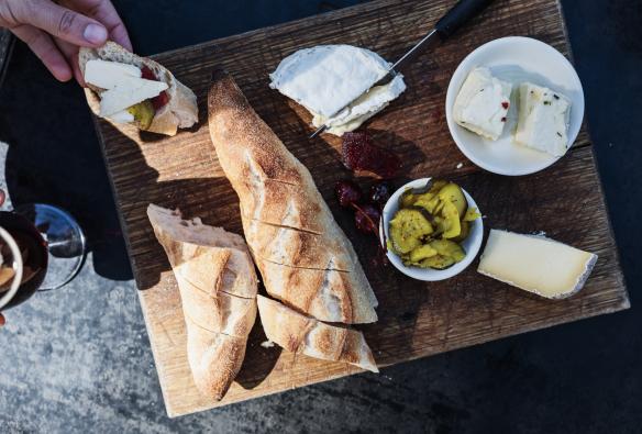 Ảnh chụp từ trên cao một đĩa gồm phô mai, đồ chua, cherry và bánh mỳ tại Bruny Island Cheese Co., Đảo Bruny, Tasmania © Adam Gibson