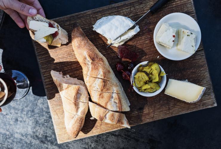 Ảnh chụp từ trên cao một đĩa gồm phô mai, đồ chua, cherry và bánh mỳ tại Bruny Island Cheese Co., Đảo Bruny, Tasmania © Adam Gibson