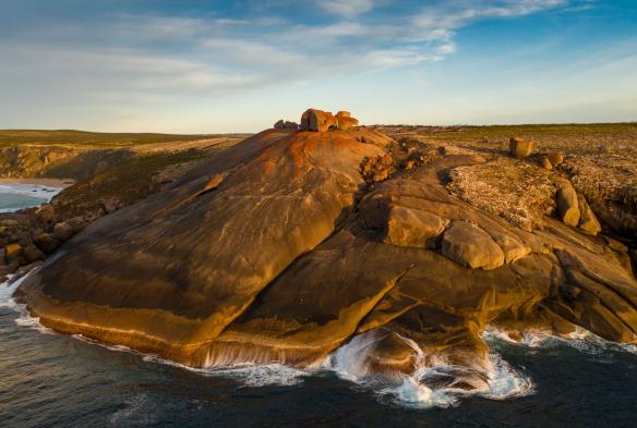 Những khối đá Remarkable Rocks phủ địa y màu cam với hình thù kỳ lạ nằm trên mỏm đá nhô ra biển, phía dưới là đại dương ở Đảo Kangaroo, Tiểu bang Nam Úc © South Australian Tourism Commission