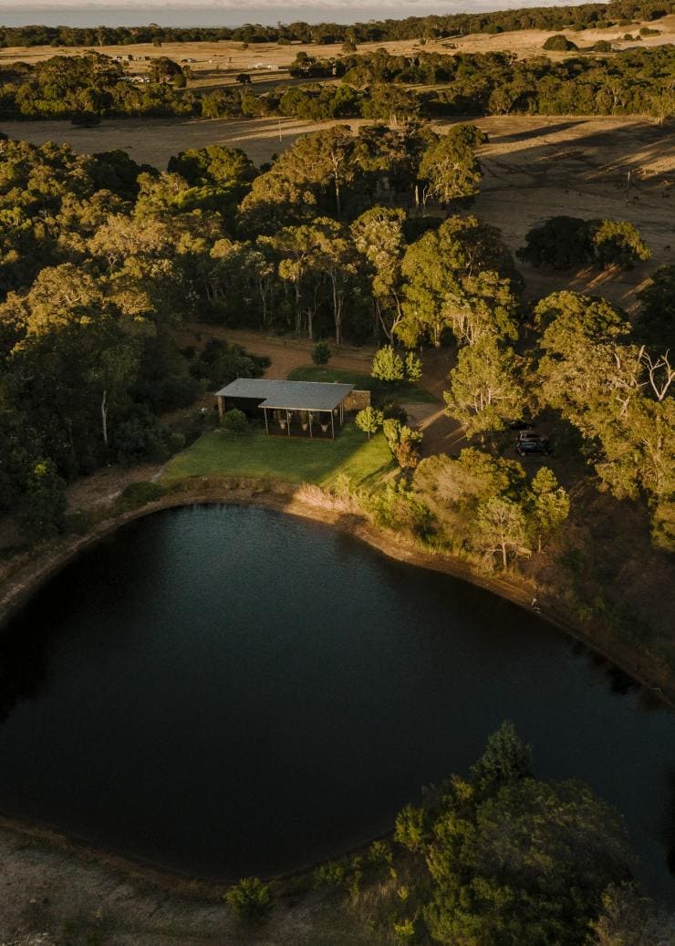 Ảnh chụp từ trên cao một vườn nho và hồ nước nhỏ có cây cối xung quanh tại Passel Estate, vùng Margaret River, Tây Úc © Tourism Australia