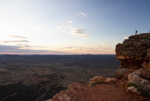 Cung đường Larapinta Trail, Thị trấn Alice Springs, Lãnh thổ phía Bắc © Tourism Australia/Allan Dixon