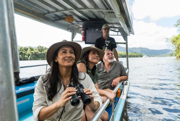 Một nhóm người đang ngồi trên mạn thuyền đi qua rừng mưa nhiệt đới, FNQ Nature Tours, Sông Daintree, Tiểu bang Queensland © Tourism Tropical North Queensland