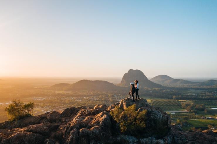 Đi bộ lên núi Ngungun thuộc dãy núi Glass House, Tiểu bang Queensland © Jesse Lindemann/ Tourism and Events Queensland