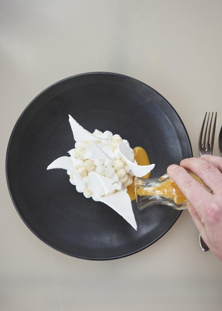 從上拍攝的Bennelong餐廳招牌名菜蛋白餅，豎立的焗蛋白片仿似悉尼歌劇院的船帆©新南威爾士州旅遊局