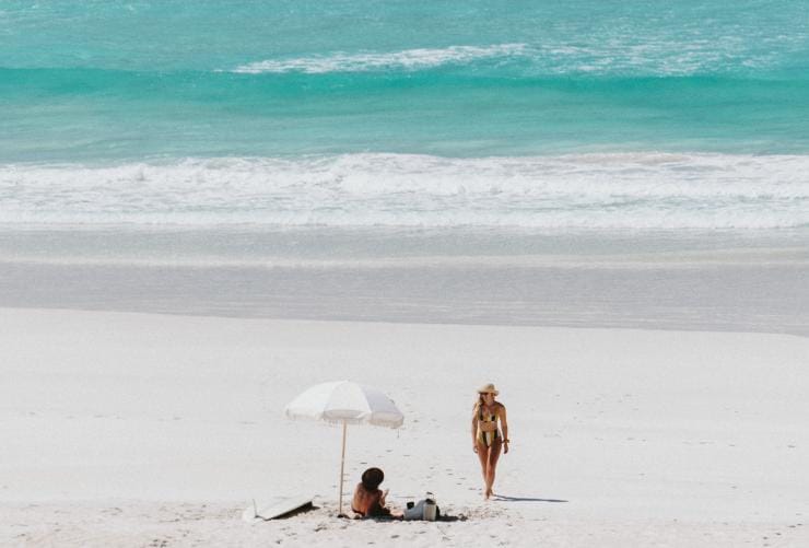 情侶在南澳州艾爾半島的艾爾蒙塔海灘享受悠閒時光©Glenn Ferguson