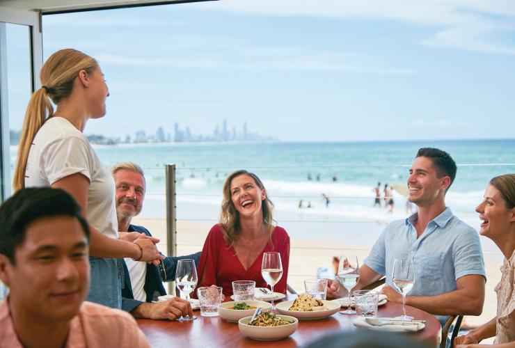 在昆士蘭州伯利角的Rick Shores餐廳用餐©昆士蘭旅遊及活動推廣局