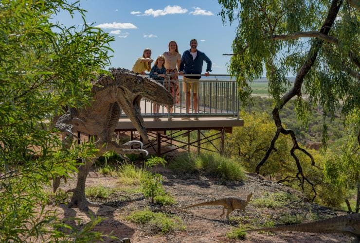 昆士蘭州溫頓的Australian Age of Dinosaurs博物館內，一家人正望向內陸地區的恐龍複製品©昆士蘭旅遊及活動推廣局