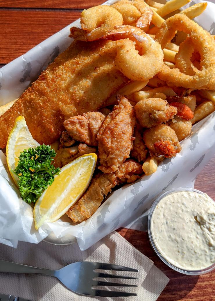 塔斯曼尼亞荷伯特Mures Lower Deck木桌擺放著新鮮連殼扇貝©Mures Lower Deck