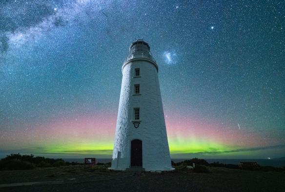 塔斯曼尼亞布尼角燈塔（Cape Bruny Lighthouse）上空的南極光©Luke Tscharke