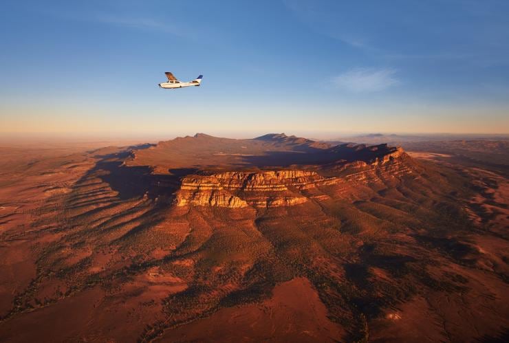 南澳州（South Australia）費蓮達山脈國家公園（Flinders Ranges National Park）威爾潘納地質盆地的Bush Pilots觀光客機©Adam Bruzzone