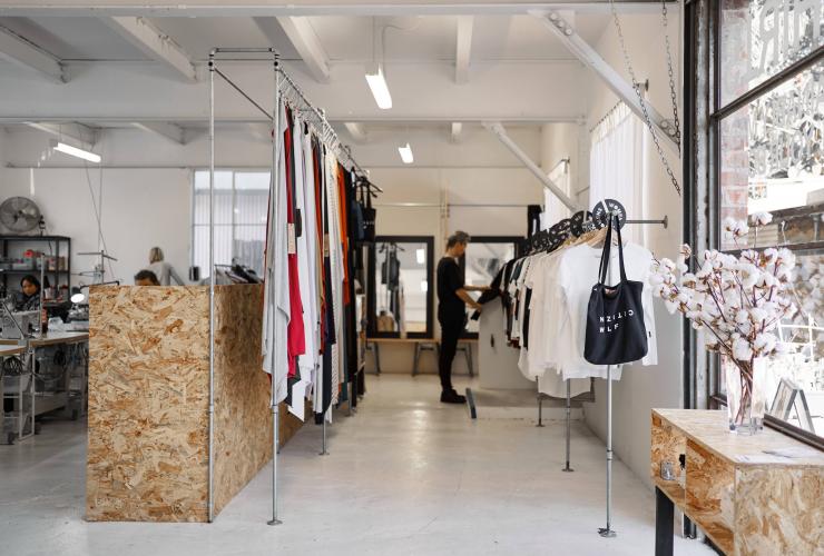 新南威爾士州悉尼的Citizen Wolf時裝店內一位顧客在光線充足的店面瀏覽©Jason de Plater