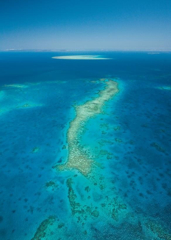 昆士蘭州大堡礁絲帶礁（Ribbon Reefs）的高空景致©昆士蘭旅遊及活動推廣局