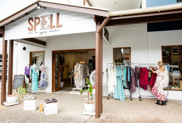 一名女士在新南威爾士州（New South Wales）拜倫灣（Byron Bay）的Spell & The Gypsy Collective內打理衣物用作展示©新南威爾士州旅遊局