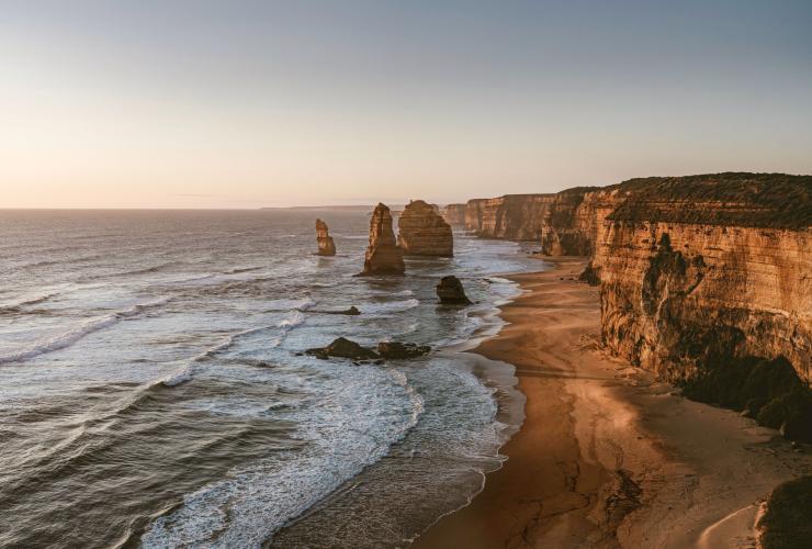 從上俯瞰維多利亞州（Victoria）大洋路（Great Ocean Road）十二門徒石（Twelve Apostles）的岩石景致©Kirk Richards
