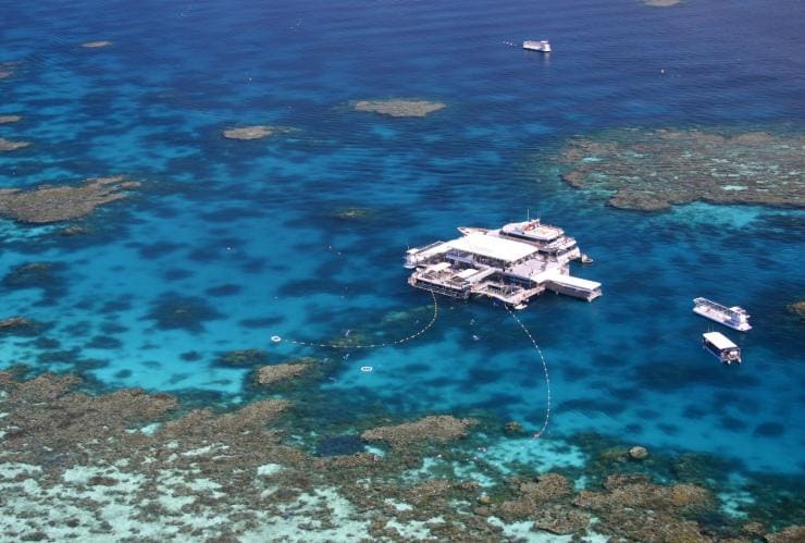 昆士蘭州大堡礁的阿金考特礁Quicksilver Pontoon的高空景致©Tourism Port Douglas and Daintree