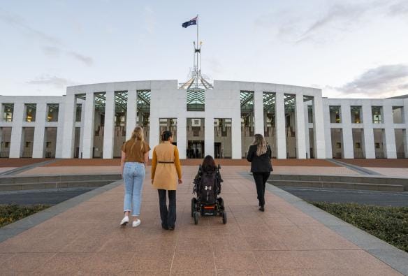 一群訪客正走向澳洲首都領地（Australian Capital Territory）坎培拉的澳洲國會大樓，其中一人正使用輪椅©Martin Ollman/澳洲旅遊局