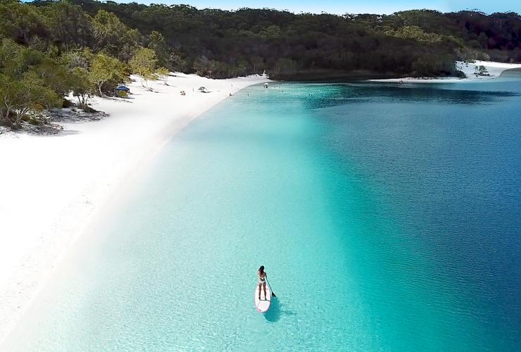 昆士蘭州卡麗島的麥肯錫湖©昆士蘭旅遊及活動推廣局