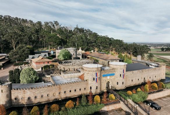 從空中俯瞰維多利亞州巴拉瑞特四周都是樹木的Kryal Castle冒險樂園©澳洲旅遊局/維多利亞旅遊局
