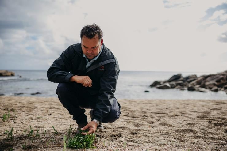 西澳州瑪格麗特河Koomal Dreaming導賞團的原住民導遊在海灘上搜集叢林食物©澳洲旅遊局