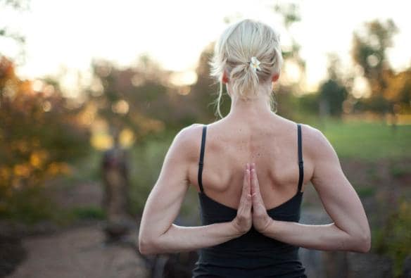 維多利亞州戴爾斯福德Samadhi Retreat度假村內一人站在叢林之中擺出瑜伽姿勢把雙手放在背後©Samadhi Retreat/Marcus Struzina
