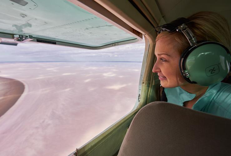 乘坐觀光客機飛越南澳州艾爾湖的上空©Adam Bruzzone