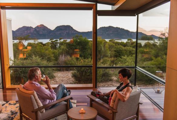 一對情侶在塔斯曼尼亞菲欣納的Saffire Freycinet內欣賞日落©圖片由Saffire Freycinet提供