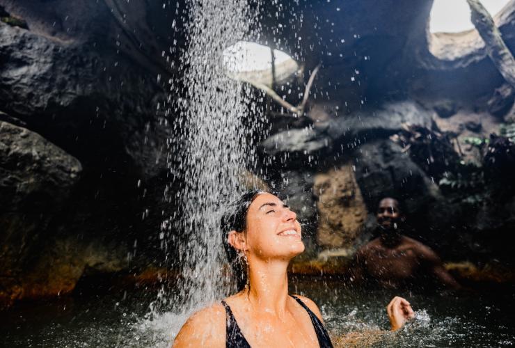 在維多利亞州華南埠享受著Deep Blue Hot Springs的女子©維多利亞旅遊局