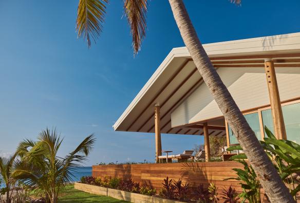 昆士蘭州棕櫚島Pelorus私人島嶼上的住宿外部可遠眺海洋的寬敞露台上擺放了躺椅©Jason Ierace/Pelorus私人島嶼
