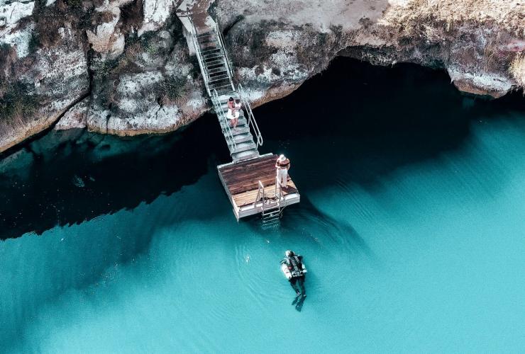 南澳州石灰岩海岸的小藍湖©Lucy Adamopoulos