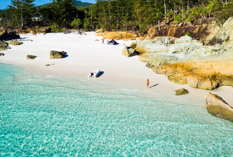 在昆士蘭州聖靈群島蓓蒂海灘（Betty′s Beach），數人在享受一個幾乎無人的海灘和碧藍色的海洋©昆士蘭旅遊及活動推廣局