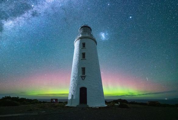 塔斯曼尼亞布尼角燈塔（Cape Bruny Lighthouse）上空的南極光©Luke Tscharke
